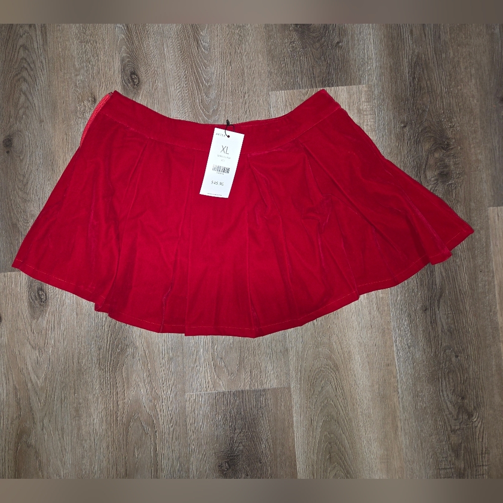 NWT Womens AKIRA Bold Red Velvet Pleted Skort, Size: XL - Picture 2 of 7